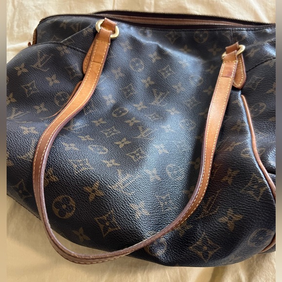 Louis Vuitton Totally MM Tote Bag - Picture 2 of 16